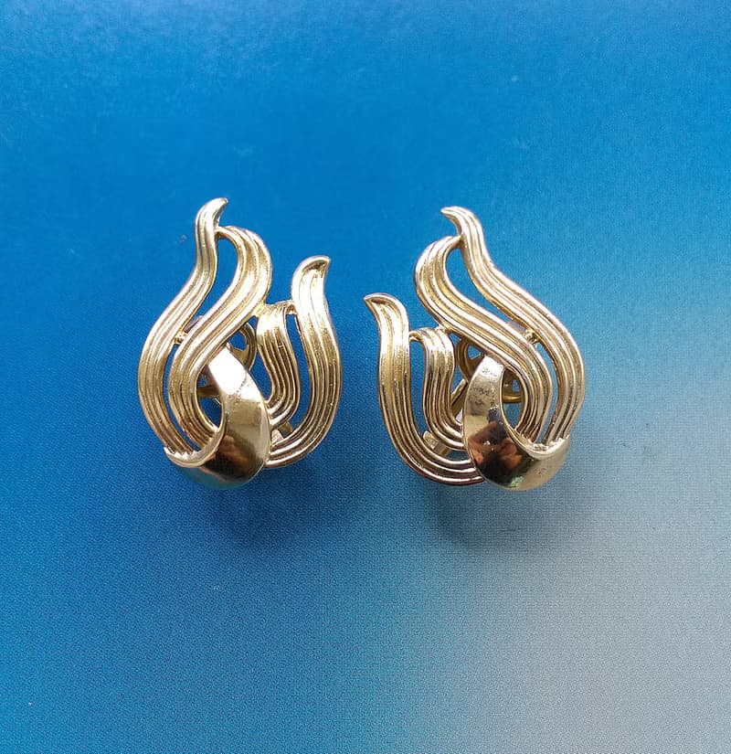 Vintage Jewelry 西洋古董飾品 TRIFARI 金色調 流線 夾式耳環