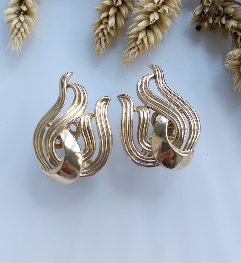 Vintage Jewelry 西洋古董飾品 TRIFARI 金色調 流線 夾式耳環