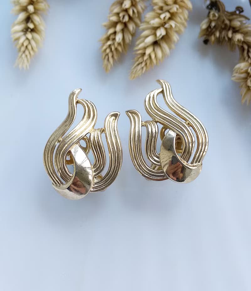 Vintage Jewelry 西洋古董飾品 TRIFARI 金色調 流線 夾式耳環