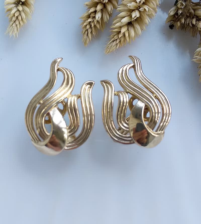 Vintage Jewelry 西洋古董飾品 TRIFARI 金色調 流線 夾式耳環