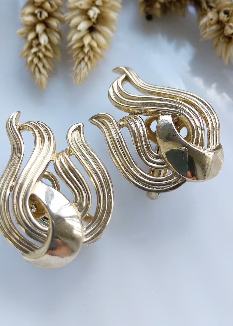 Vintage Jewelry 西洋古董飾品 TRIFARI 金色調 流線 夾式耳環