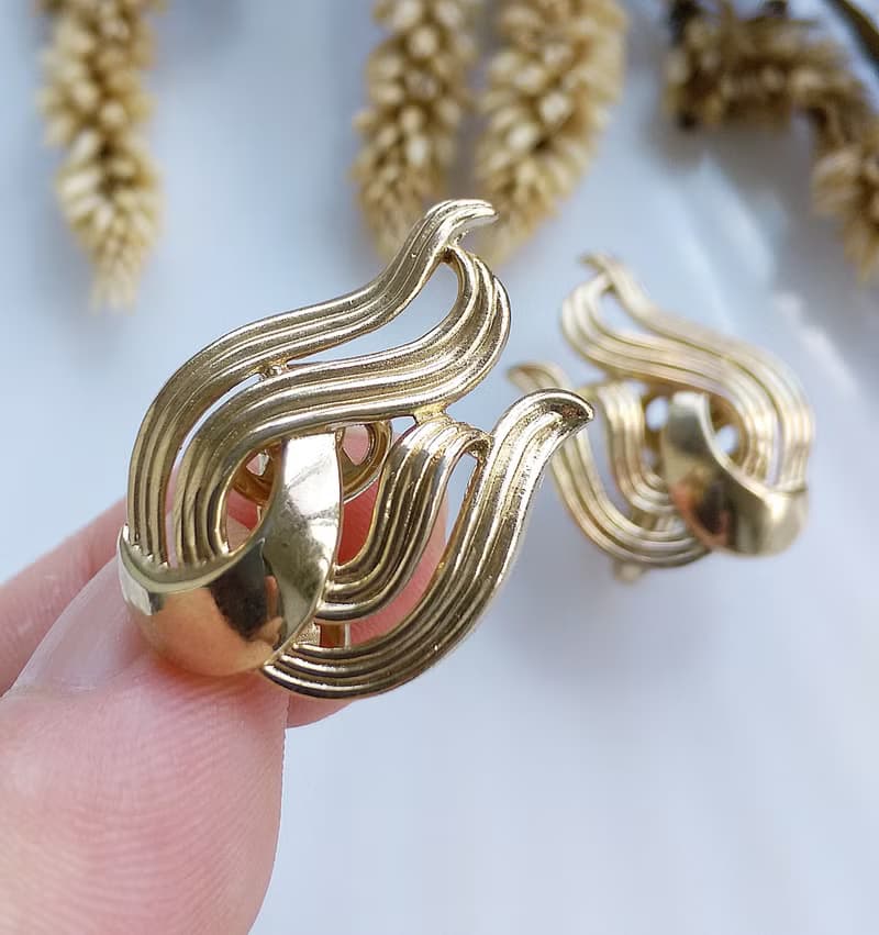 Vintage Jewelry 西洋古董飾品 TRIFARI 金色調 流線 夾式耳環