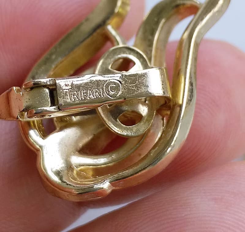 Vintage Jewelry 西洋古董飾品 TRIFARI 金色調 流線 夾式耳環