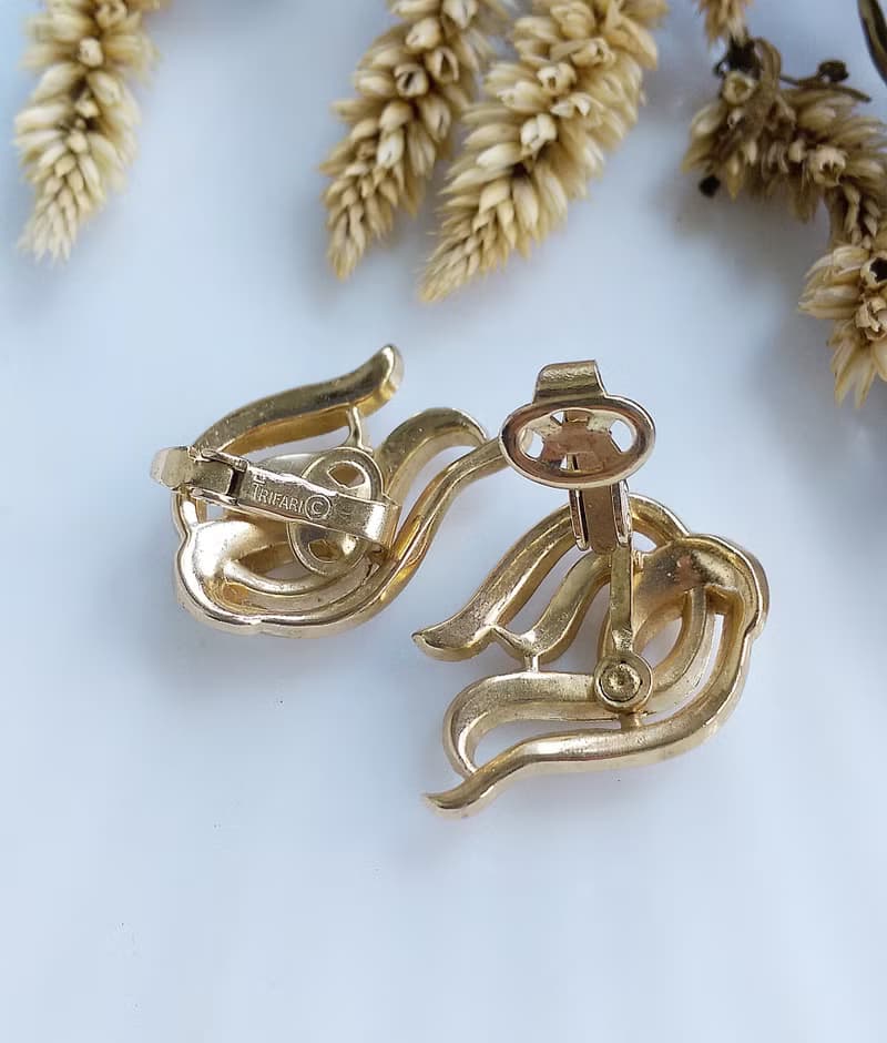 Vintage Jewelry 西洋古董飾品 TRIFARI 金色調 流線 夾式耳環