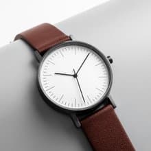 BIJOUONE彼樹灣B001系列深灰表殼白色表盤咖啡色真皮表帶防水手錶