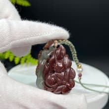 高品紫綠瑪瑙吊墜 立體手雕九尾狐梅花五帝錢 質地油潤 飽和濃艷