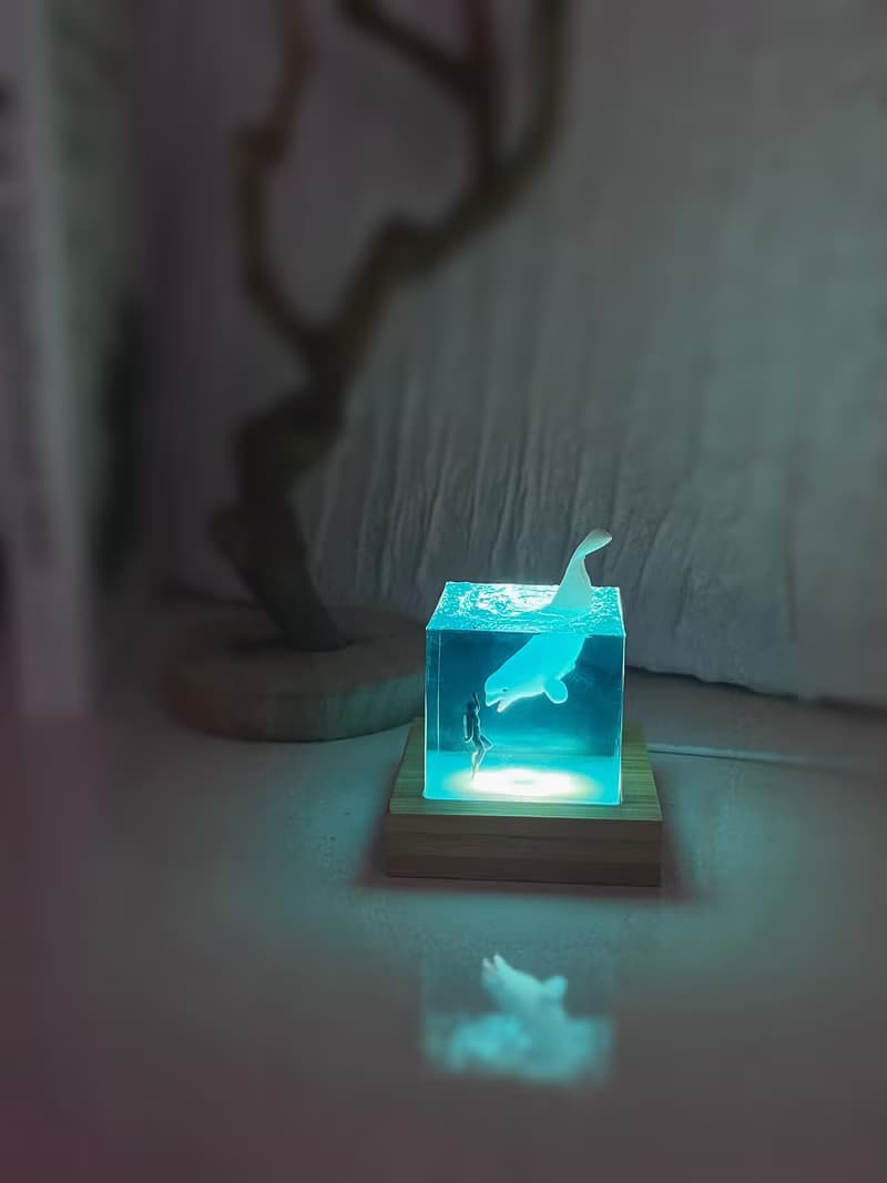 白鯨與潛水員立方桌擺/ 夜光海洋小夜燈