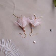 Mariko 少女心甜美款粉嫩白花金屬鍊條耳環