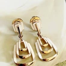 vintage jewelry Trifari 垂墜白琺瑯幾何造型夾式耳環