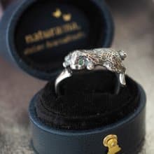 ふりむきロップイヤーのリング エメラルド