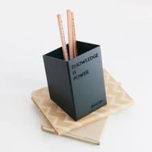 【OPUS東齊金工】歐式鐵藝名言筆筒-培根(黑)/名言筆插/桌面收納