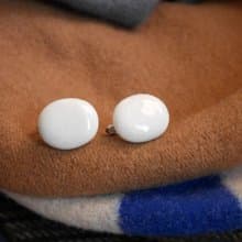 老又好古董塑料灰白橢圓夾式耳環 C1162