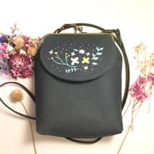 刺繡花肩背側背精緻口金包