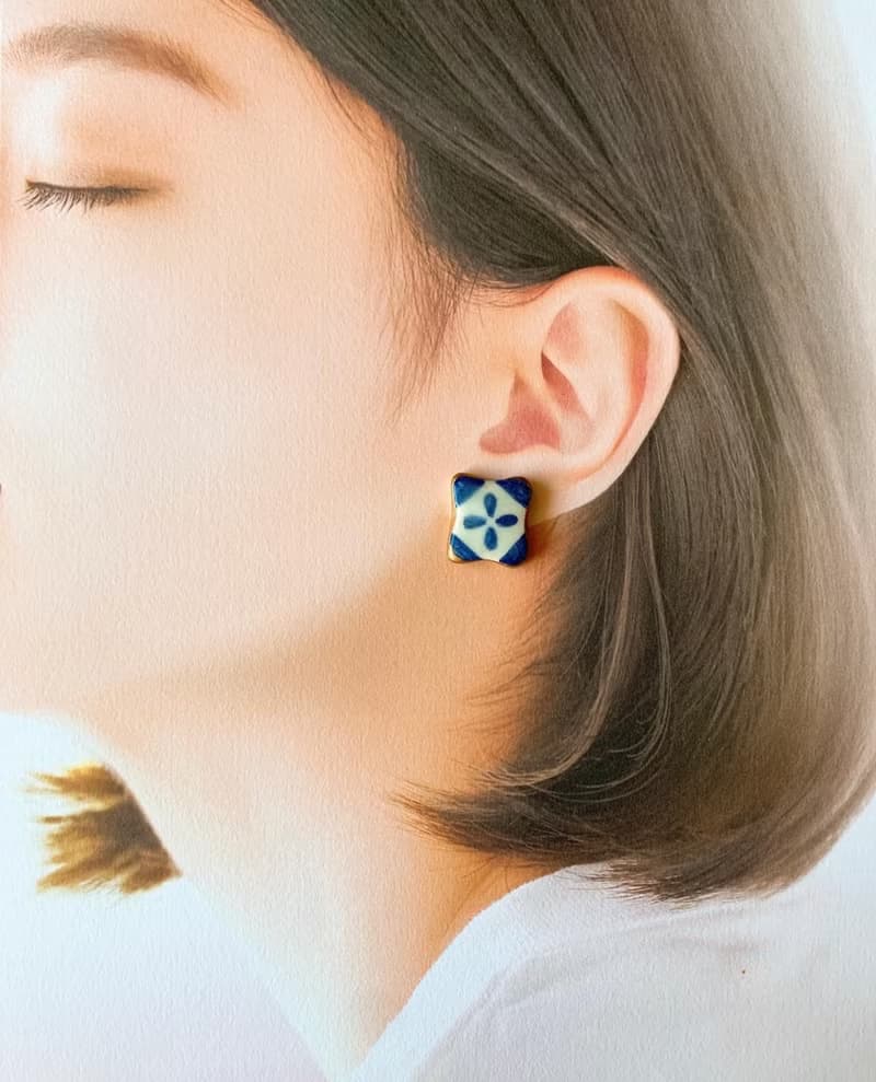 大きめ 存在感 タイルのような 絵付 陶器 金継ぎ ピアス イヤリング ノンホールピアス ブルー 青 ホワイト 白 やきもの ゴールド 金 ギフト プレゼント
