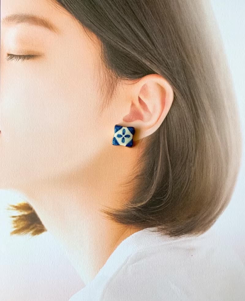 大きめ 存在感 タイルのような 絵付 陶器 金継ぎ ピアス イヤリング ノンホールピアス ブルー 青 ホワイト 白 やきもの ゴールド 金 ギフト プレゼント