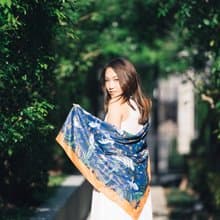亞馬遜 - 深藍底絲巾／圍巾 (Amazon Scarf in Dark Blue with Orange boarder)