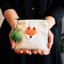 刺しゅう風アップリケ くるくるお目めのキツネポーチ カラフルタッセルつき