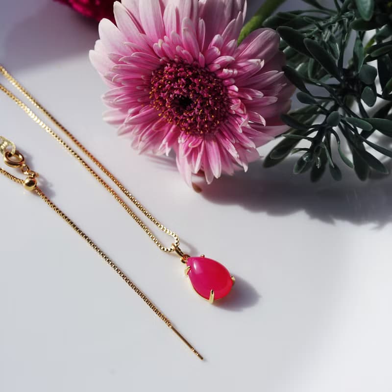 フーシャピンクカルセドニーのネックレス　サージカルステンレススライド60cm　フクシアの花