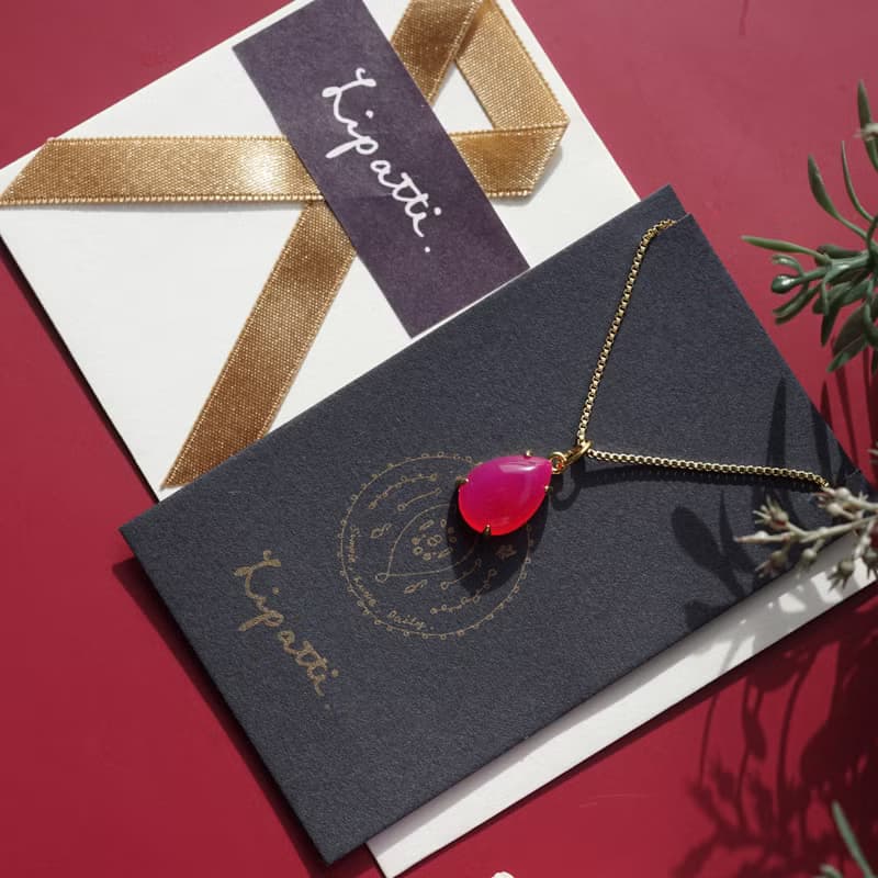 フーシャピンクカルセドニーのネックレス　サージカルステンレススライド60cm　フクシアの花