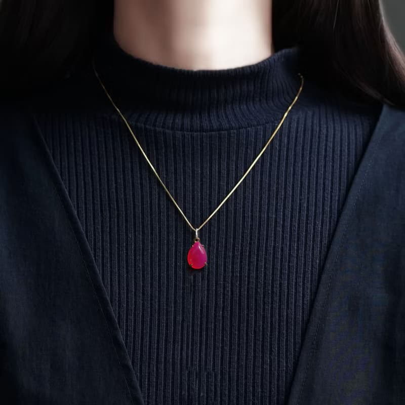 フーシャピンクカルセドニーのネックレス　サージカルステンレススライド60cm　フクシアの花