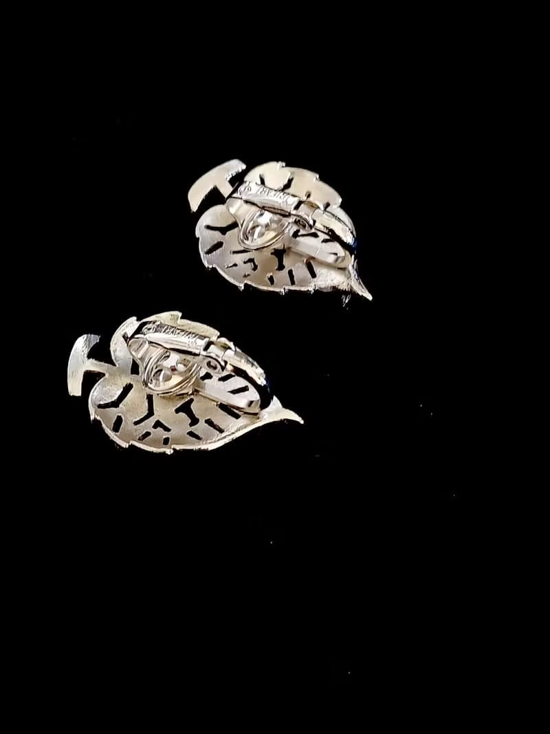vintage jewelry 古董Trifari銀色刷紋葉脈 夾式耳環