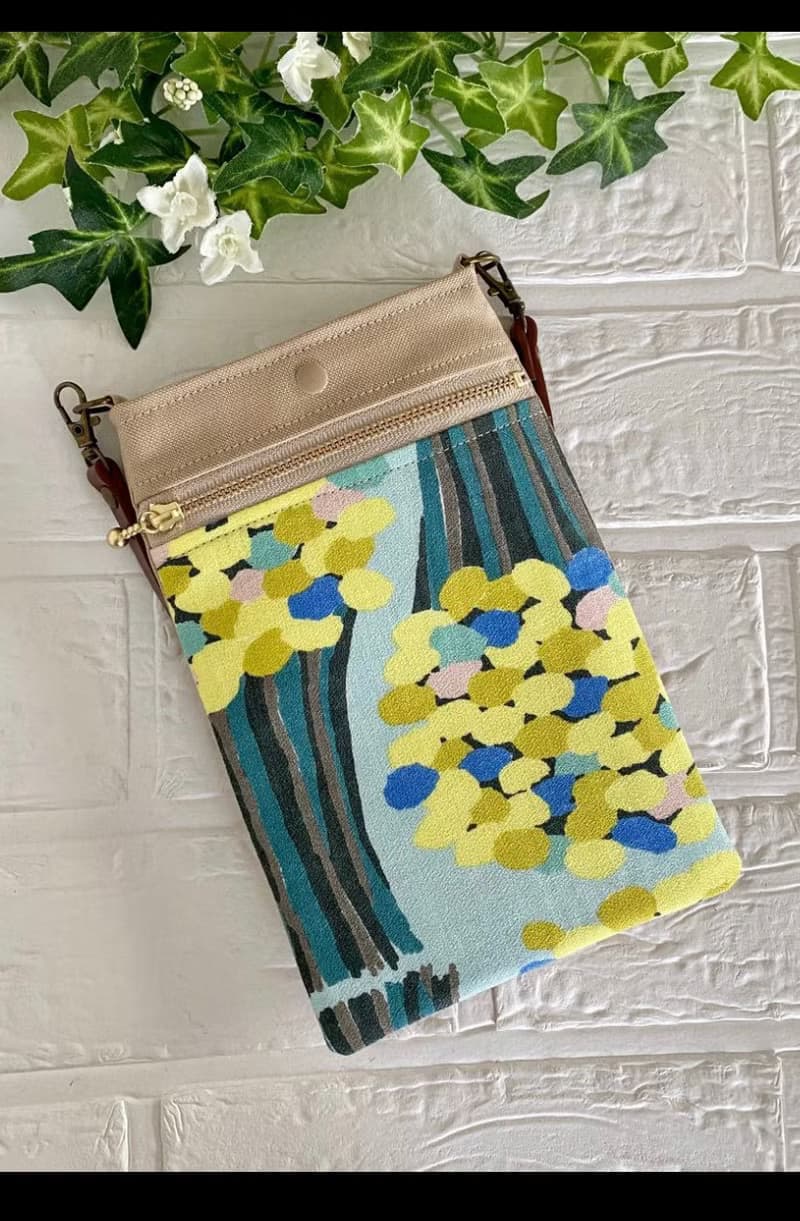 ミナペルホネン花束　スマホポーチ