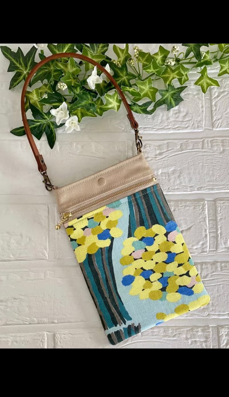 ミナペルホネン花束　スマホポーチ