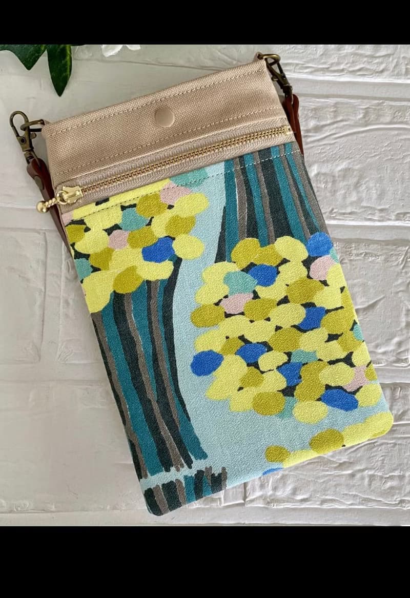 ミナペルホネン花束　スマホポーチ