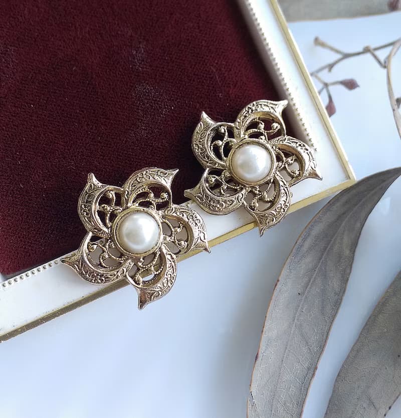 Vintage Jewelry 西洋古董飾品 復古 優美仿珠 簍空花卉 針式耳環
