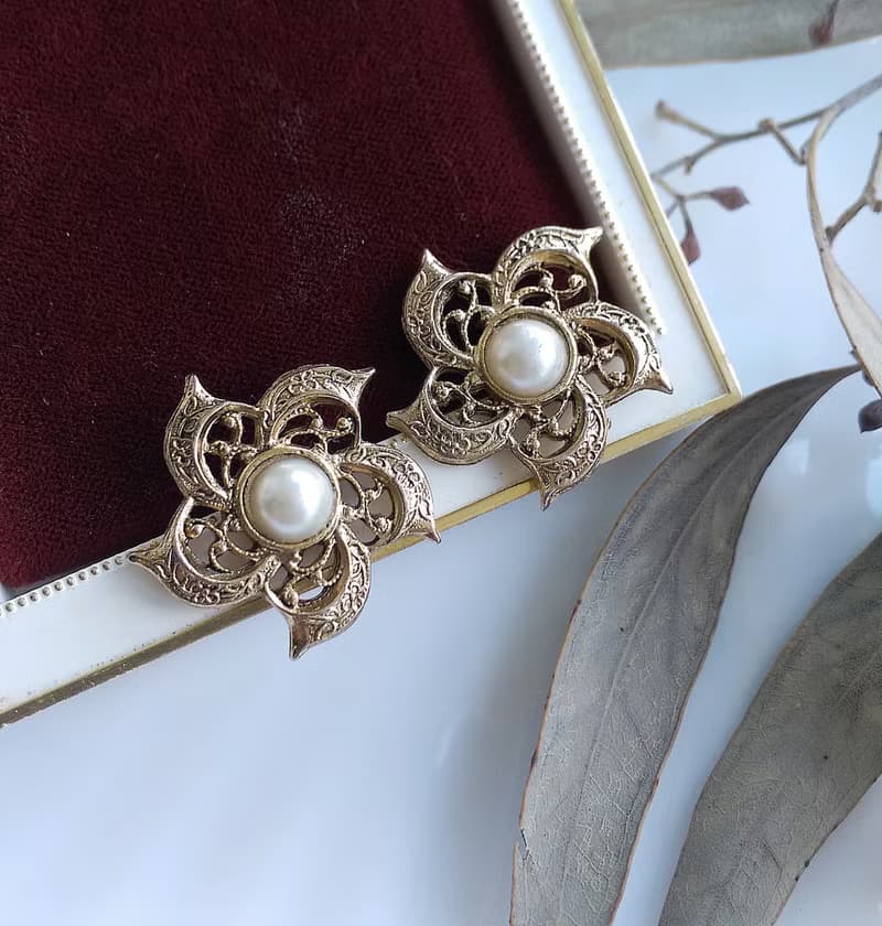 Vintage Jewelry 西洋古董飾品 復古 優美仿珠 簍空花卉 針式耳環