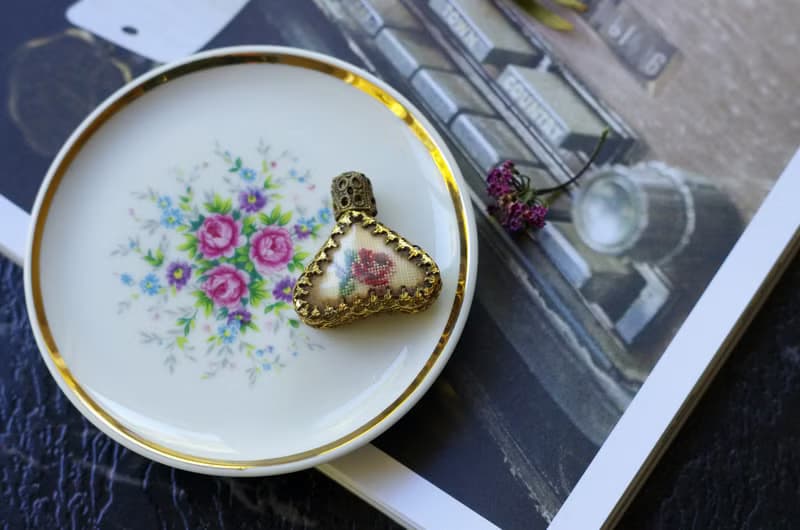 老雜貨Damn Good Vintage 金色蕾絲雕花三角香水瓶 刺繡玫瑰 w33