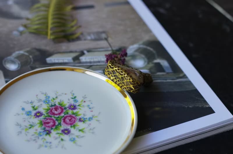 老雜貨Damn Good Vintage 金色蕾絲雕花三角香水瓶 刺繡玫瑰 w33