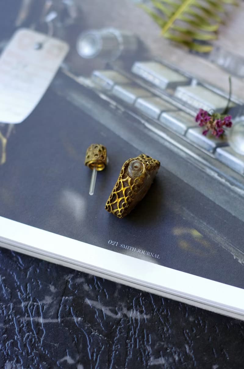 老雜貨Damn Good Vintage 金色蕾絲雕花三角香水瓶 刺繡玫瑰 w33
