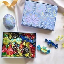 【英國糖果屋】蕾絲雕花方形中珠寶糖果盒(藍)