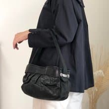 【 日本直送　名牌中古包 】CHANEL シャネル ショルダーバッグ ブラック ロゴ レザー マトラッセ セミショルダーバッグ vintage mwt523