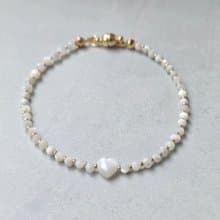 【日本製】マザーオブパール ハートブレスレット – ゴールドパーツ / マグネット留め具 / 金属アレルギー対応