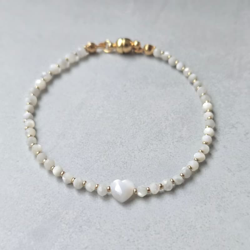 【日本製】マザーオブパール ハートブレスレット – ゴールドパーツ / マグネット留め具 / 金属アレルギー対応