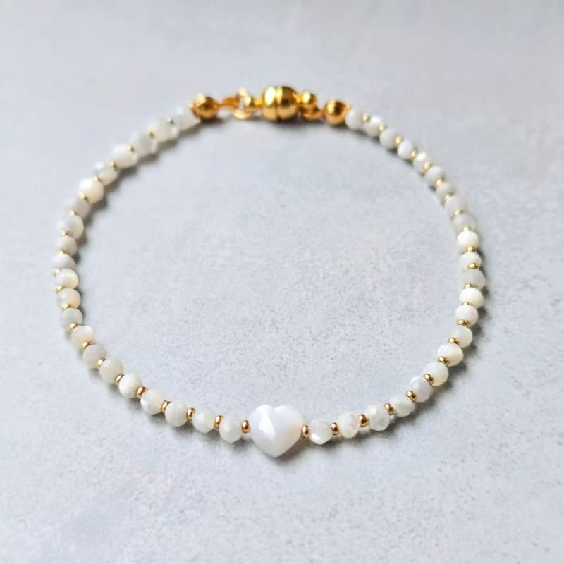 【日本製】マザーオブパール ハートブレスレット – ゴールドパーツ / マグネット留め具 / 金属アレルギー対応