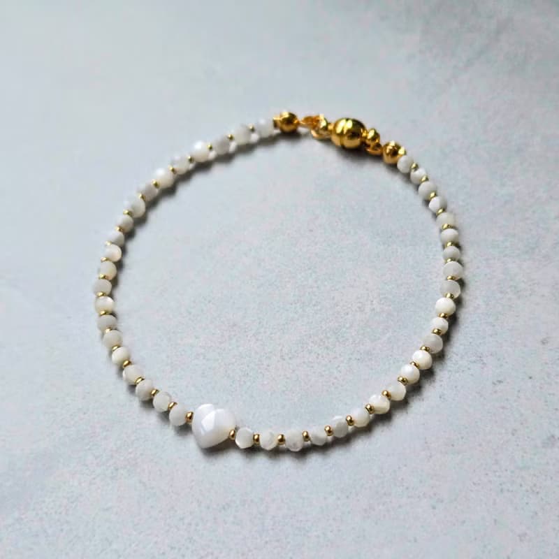 【日本製】マザーオブパール ハートブレスレット – ゴールドパーツ / マグネット留め具 / 金属アレルギー対応