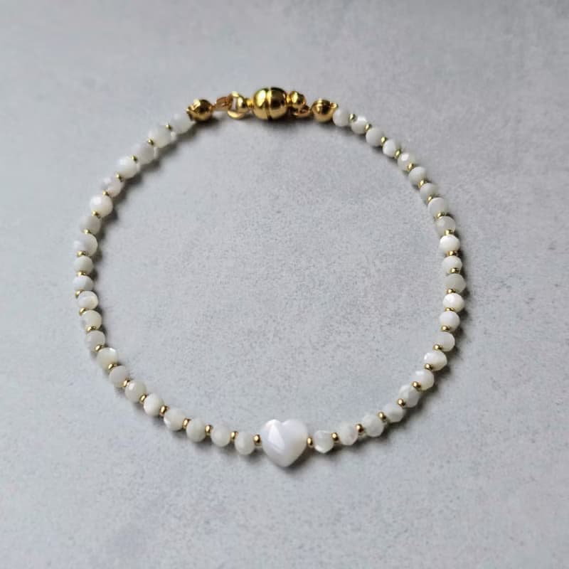 【日本製】マザーオブパール ハートブレスレット – ゴールドパーツ / マグネット留め具 / 金属アレルギー対応