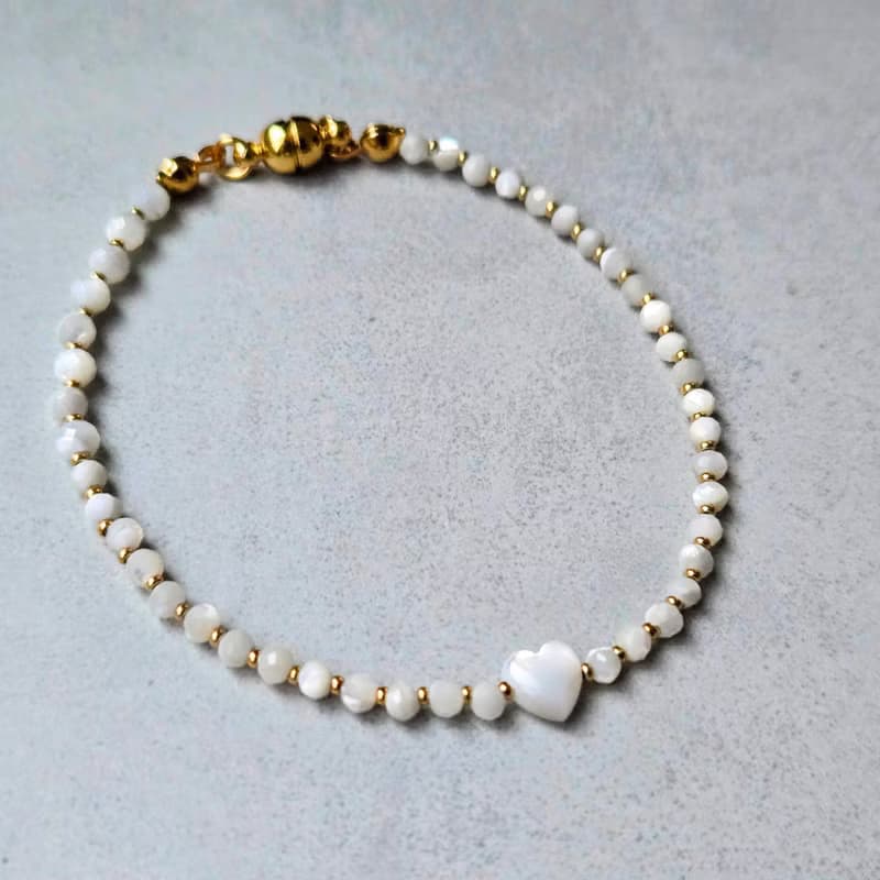【日本製】マザーオブパール ハートブレスレット – ゴールドパーツ / マグネット留め具 / 金属アレルギー対応