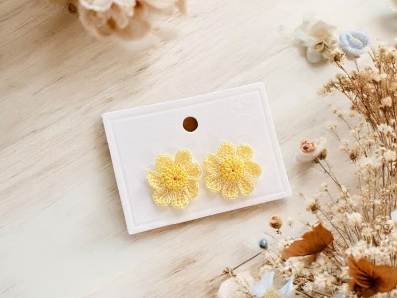 手鉤花耳飾。小雛菊
