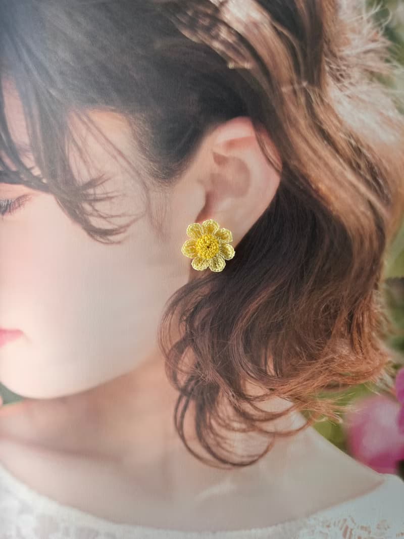 手鉤花耳飾。小雛菊