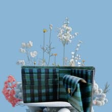 本革二つ折り財布、手染め、手縫い、外装イタリアンレザーのチョコレート色、内装グリーン系チェック、ストライプ