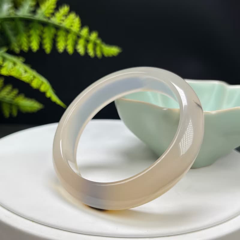 精品 香槟灰瑪瑙手镯 51+MM 冰潤起光飄花玉髓手環 靈氣親和開朗