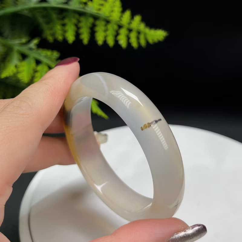 精品 香槟灰瑪瑙手镯 51+MM 冰潤起光飄花玉髓手環 靈氣親和開朗