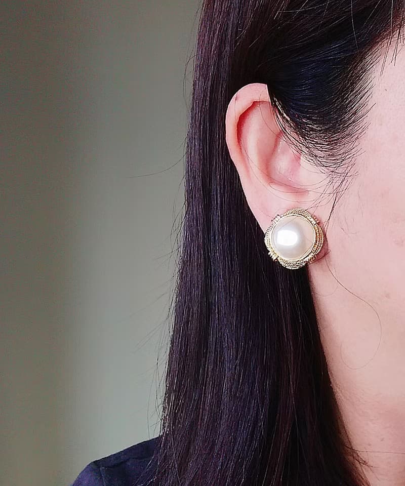 vintage jewelry  典雅立體金絲邊仿珠 夾式耳環
