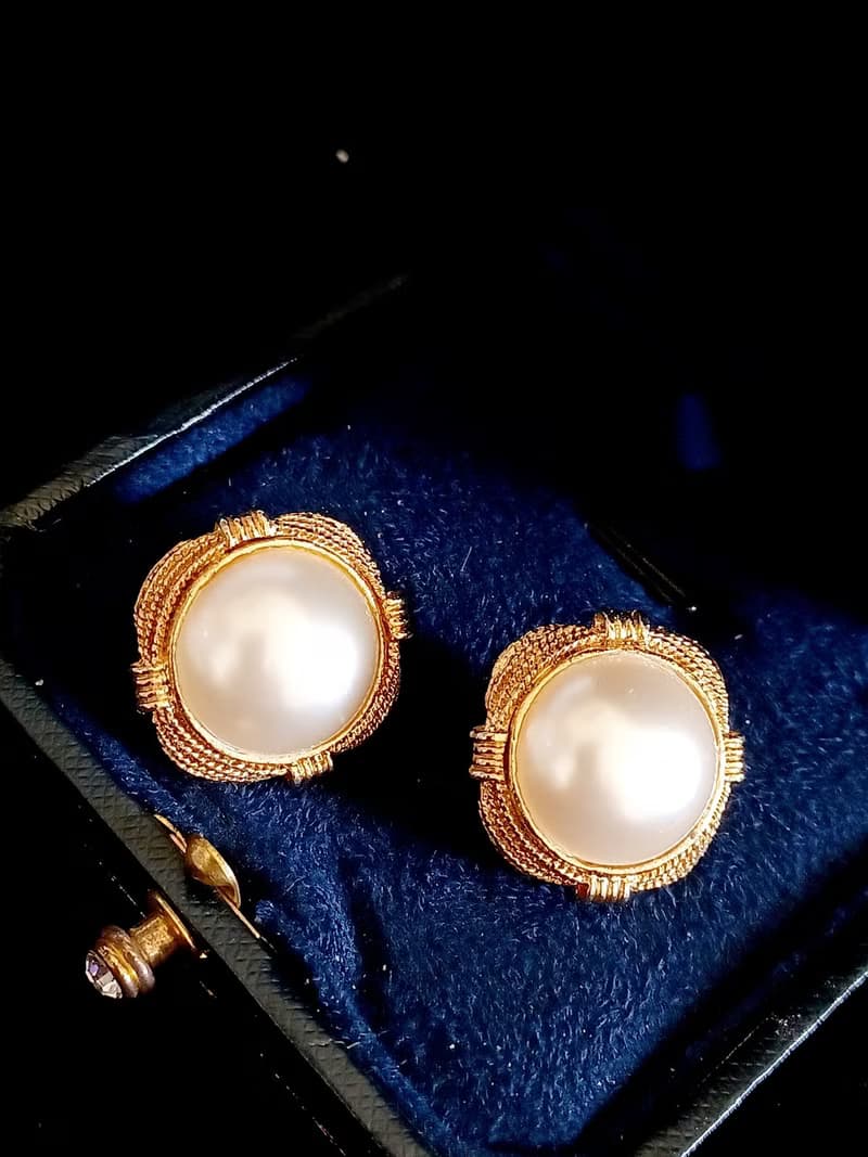 vintage jewelry  典雅立體金絲邊仿珠 夾式耳環