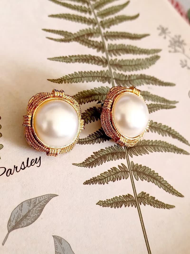 vintage jewelry  典雅立體金絲邊仿珠 夾式耳環