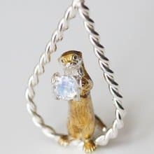 ロイヤルブルームーンストーン花束をささげるコツメカワウソのペンダント 燻し